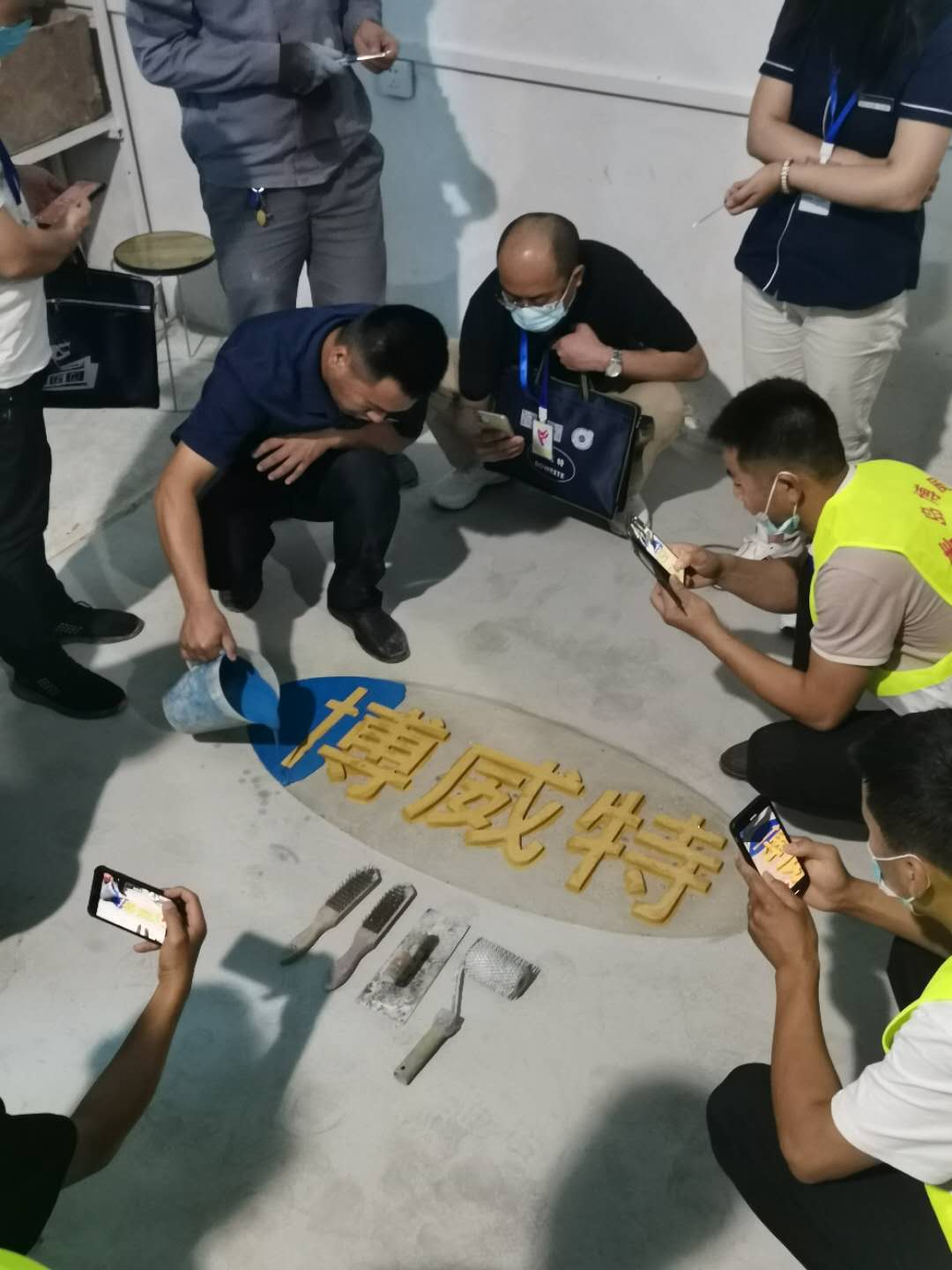 無機(jī)磨石地坪分色澆筑